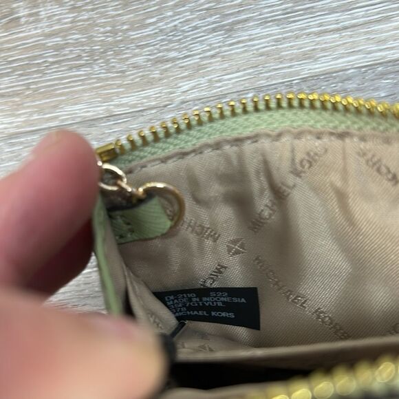 1008-5 NWOT Michael kors green card wallet - Picture 4 of 9